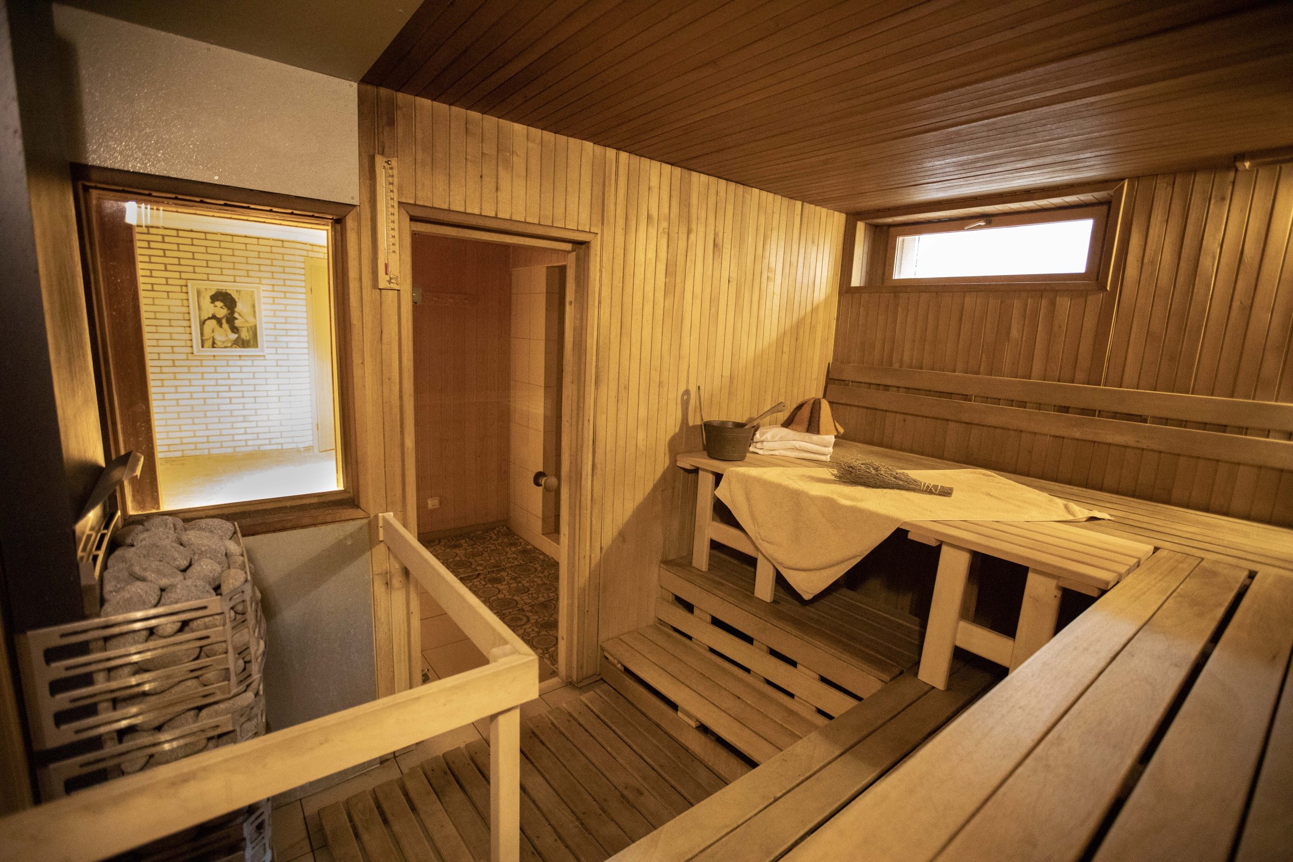 Сауна в отеле Amicus Hotel Vilnius с деревянными скамейками и мягким освещением
